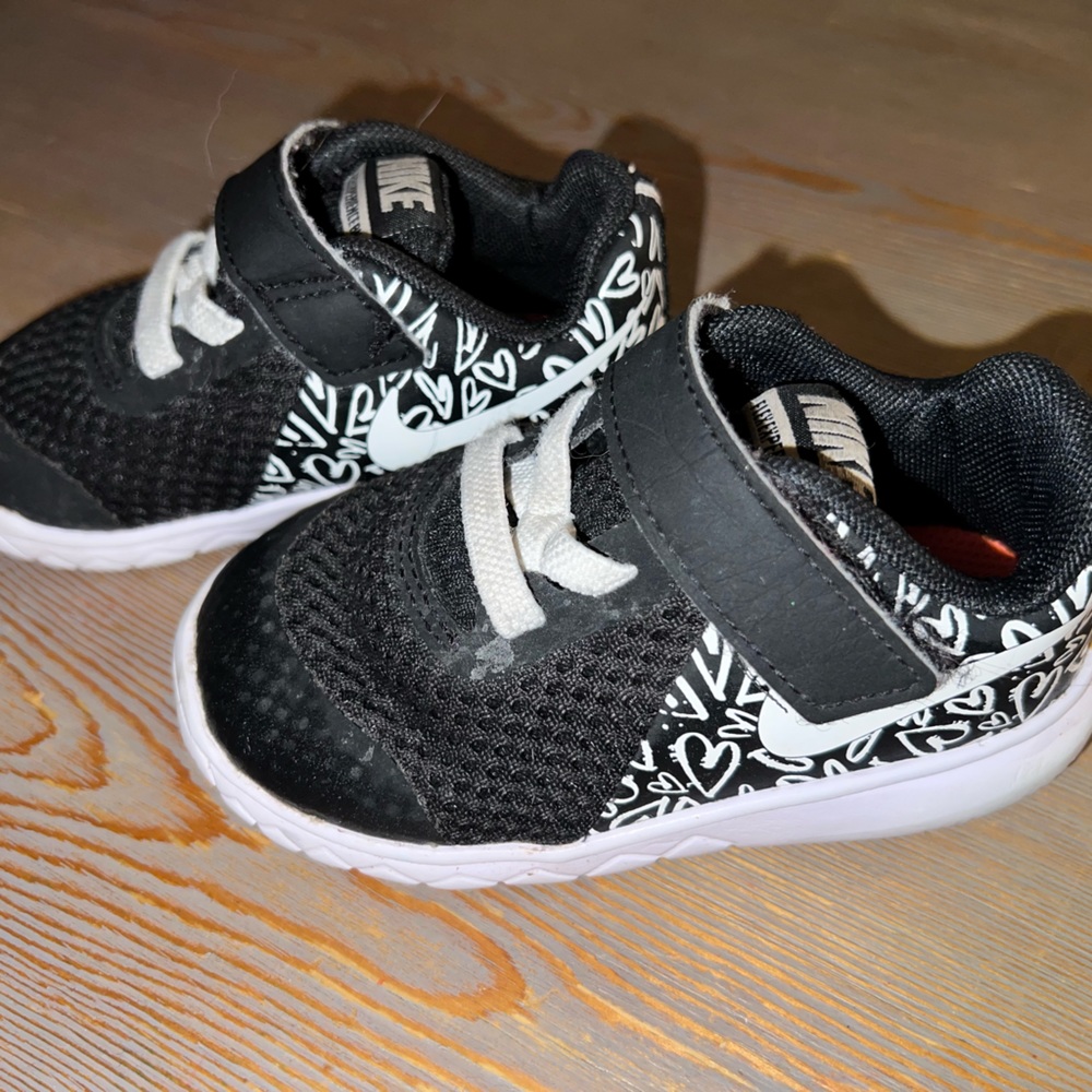 Nike Black & White Hearts Toddler Girls Shoes 5c